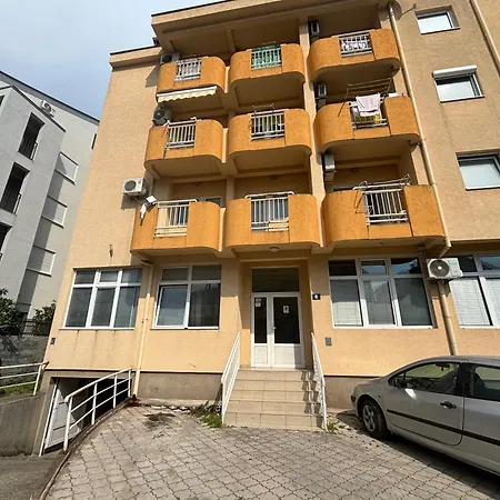 Apartman Saint Tropez Budva, Parking-garaza