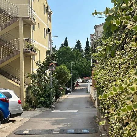 Saint Tropez Budva, Parking-garaza Apartman