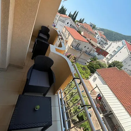 Saint Tropez Budva, Parking-garaza Apartman