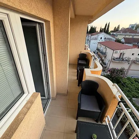 Apartman Saint Tropez Budva, Parking-garaza